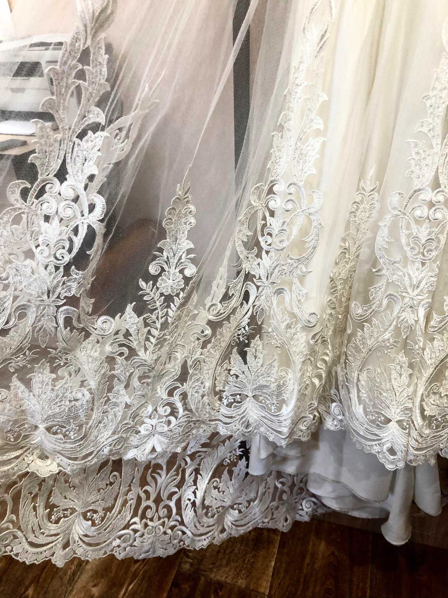 Гарне плаття весільне з шлейфом