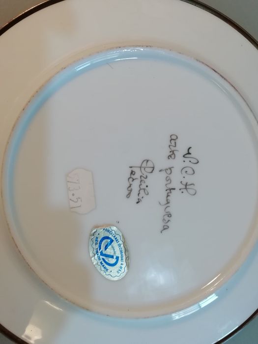 Prato pintado à mão com abas em metal V.C.M V.C.H (arte portuguesa)*