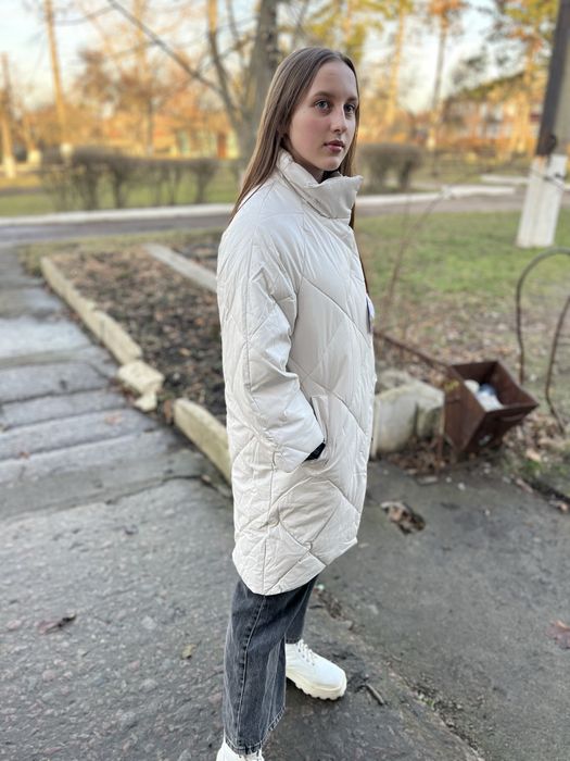 Демісезонна біла куртка із штучної шкіри