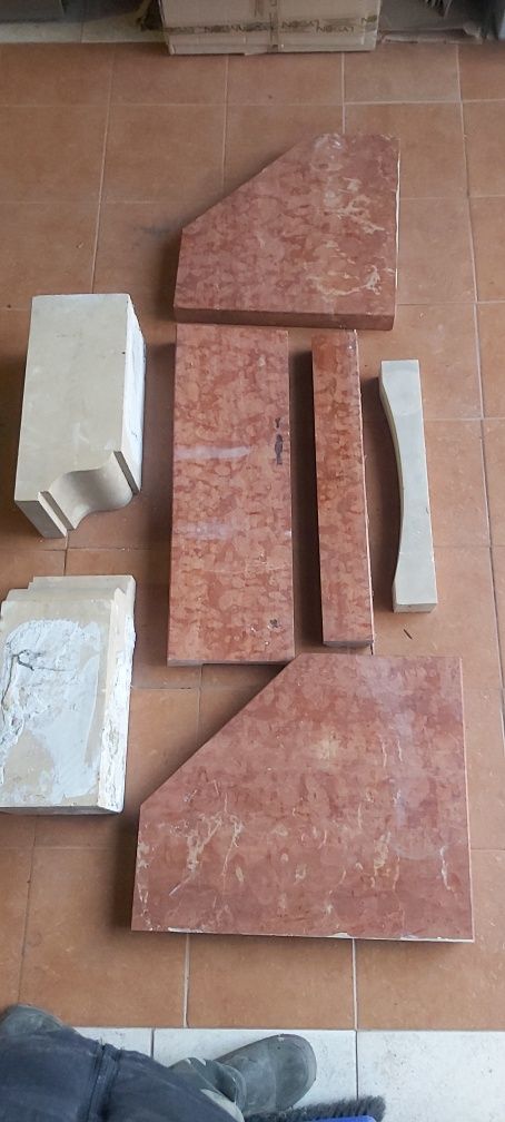 Obudowa kominka marmur Rosso Verona i piaskowiec,  dębowa belka