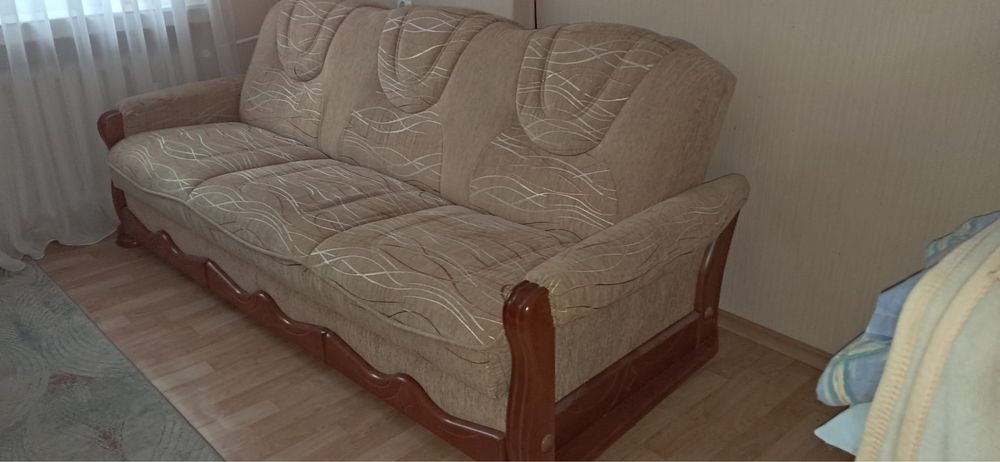 Sofa do salonu, beżowa.