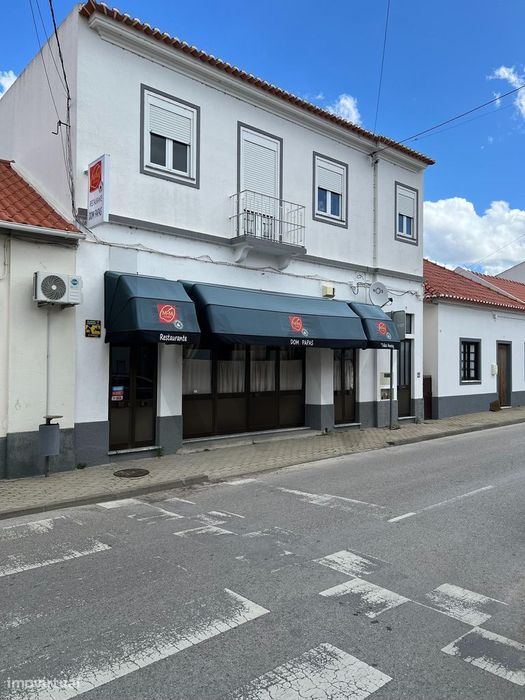 Prédio Misto com T3 Renovado e Restaurante