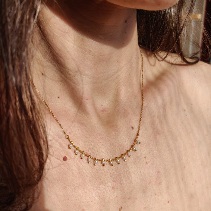 Colar dourado com pequenas pedras NOVO