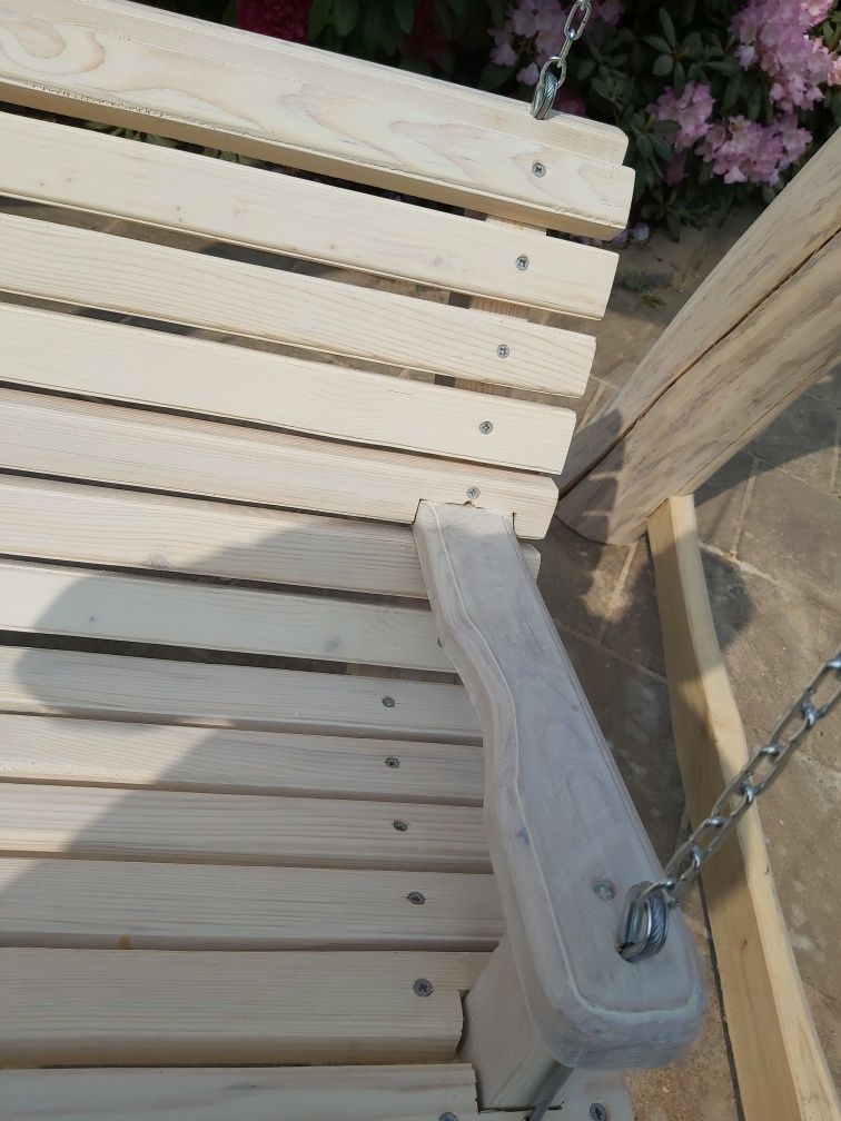 Huśtawka ogrodowa z dębowych bali zadaszona z  romantyczną ławką