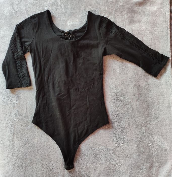 Czarne body z koronkowymi rękawami