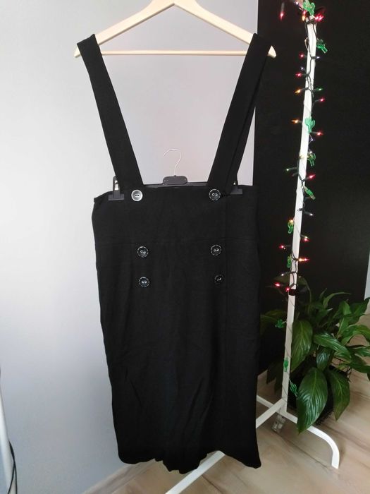 Czarna, ołówkowa spódnica na szelkach