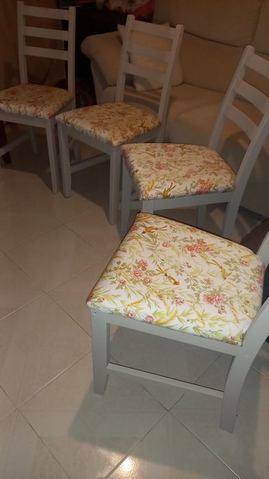 4 cadeiras em madeira,forradas e pintadas de novo.
Excelente estado.