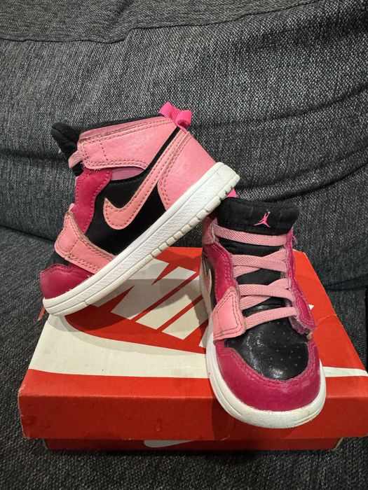 Кросівки nike jordan та білі