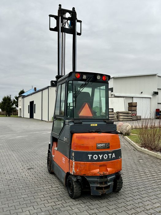 Toyota 3,5 t tylko 2500 mth, elektr. kabina ogrzewana, przebieg 2458h
