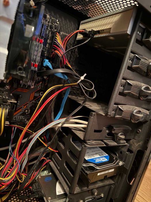 Komputer stacjonarny do gier i pracy.