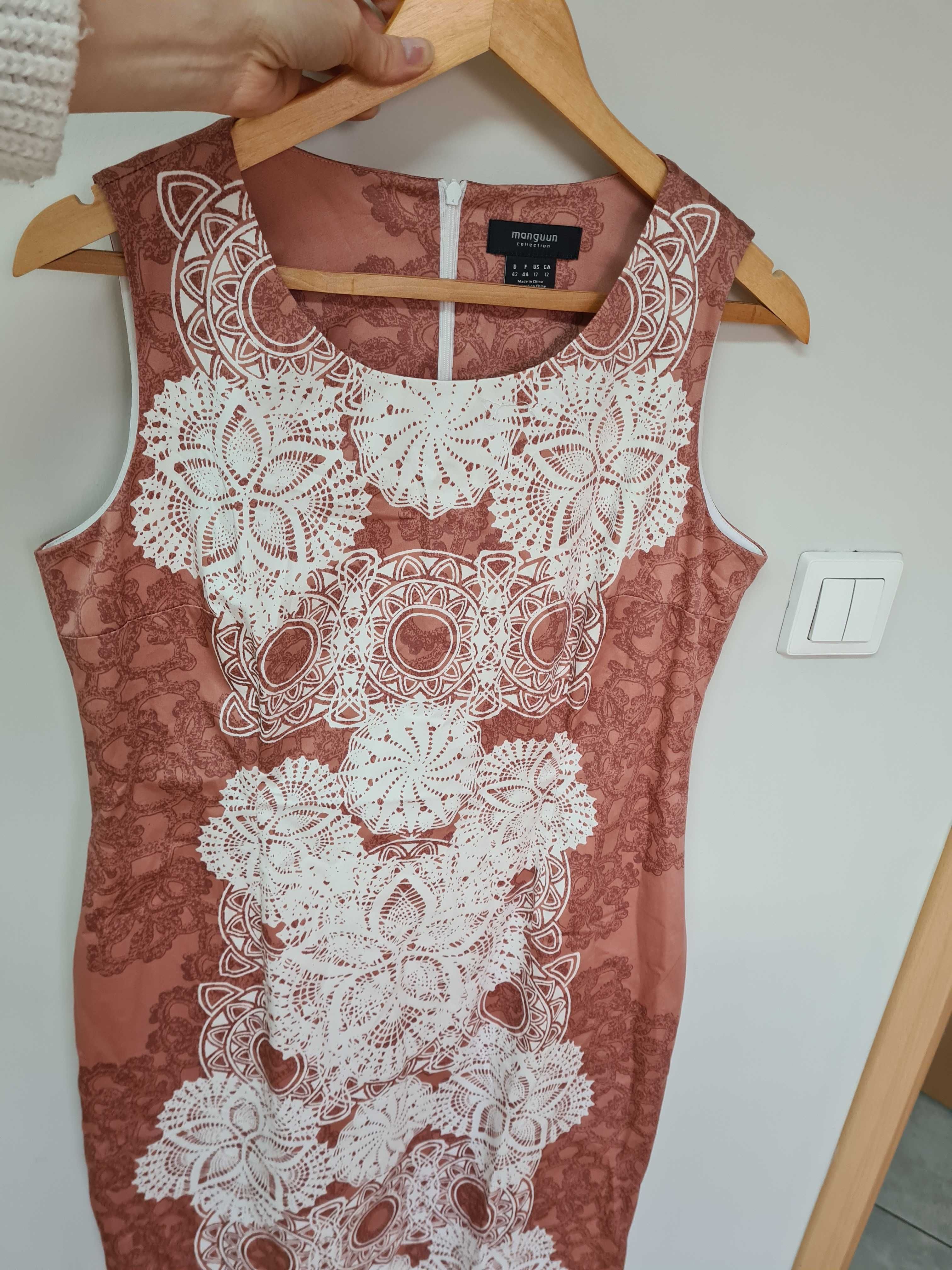 Sukienka Magnum 44 dopasowana xl różowa xxl elegancka ornamenty
