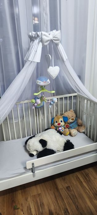 Łóżeczko dziecięce z materacem /baldachimem i karuzelą