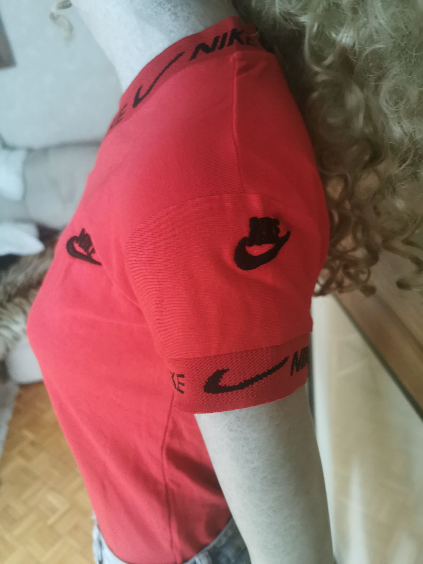 Nowa koszulka damska Nike w kolorze czerwonym logo szyte napis rękawy