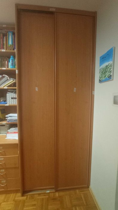Zestaw - duża szafa, duże biurko z szufladami oraz słupek z szufladami