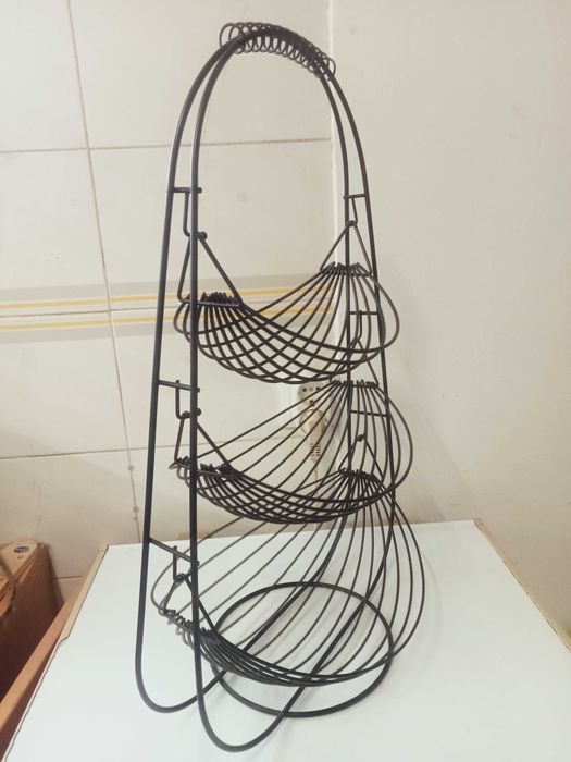 Fruteira em ferro preto como nova