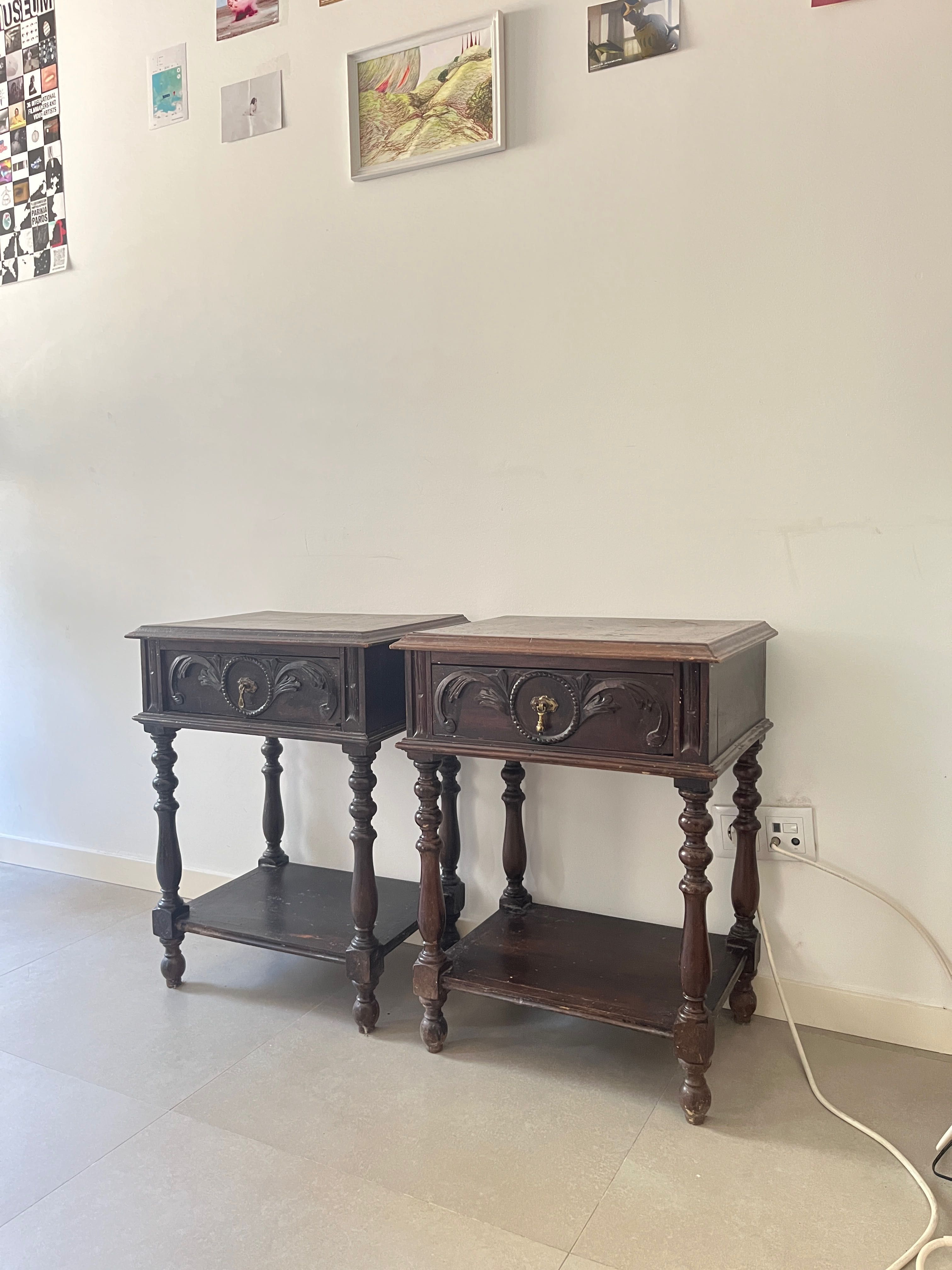 Mesa de cabeceira antiga em madeira