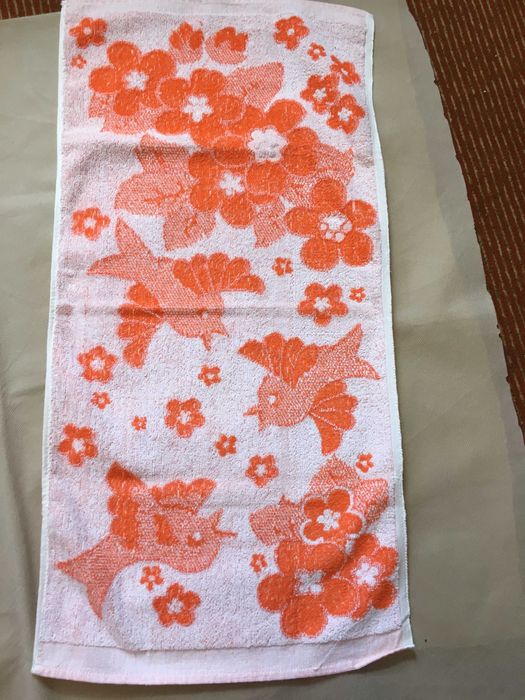 Полотенца махровые,разные,  Постельное белье. Покрывало.