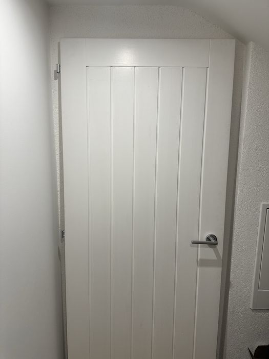 Drewniane drzwi białe.