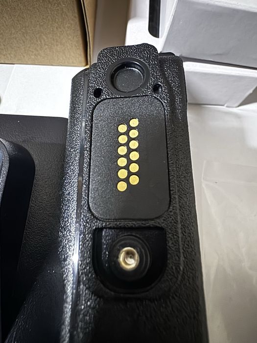 Нова Motorola DP4400e, VHF, AES256 + гарнітура та 2 АКБ, карабін, шнур