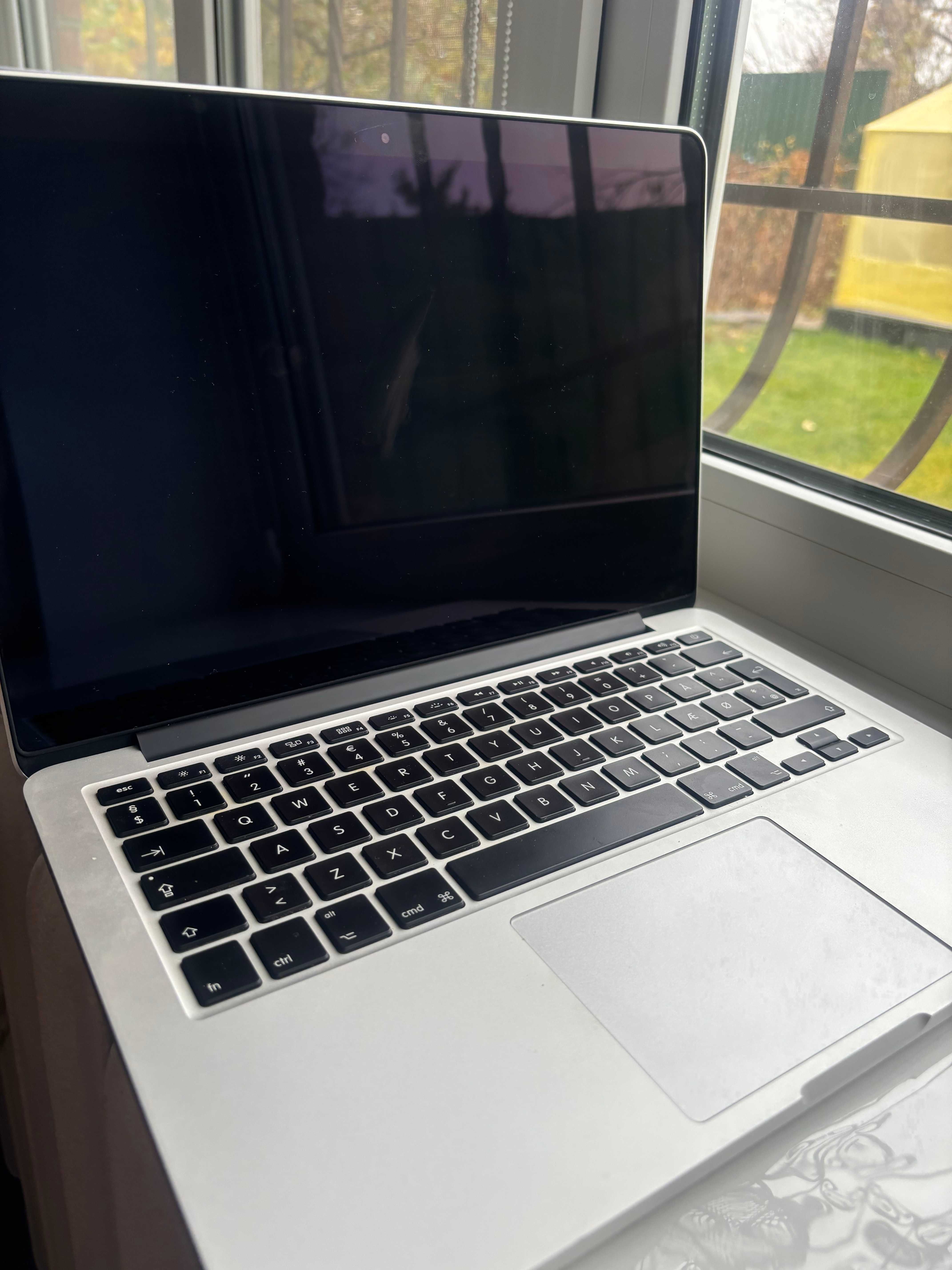 Macbook Pro 2015 гарний стан ( з зарядкою)