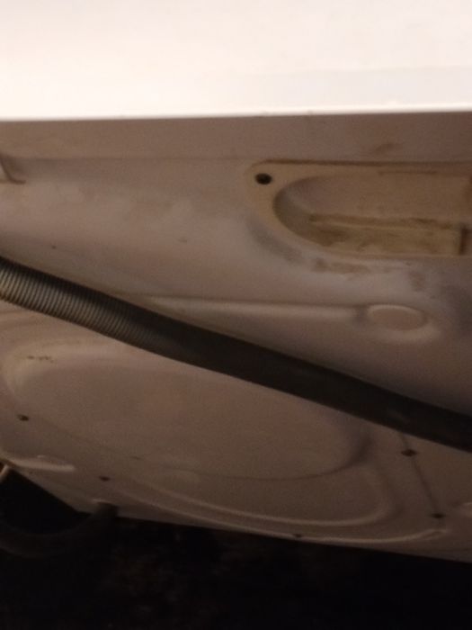 Пральна вузенька  машина  на 6 кг в  ідеальному стані