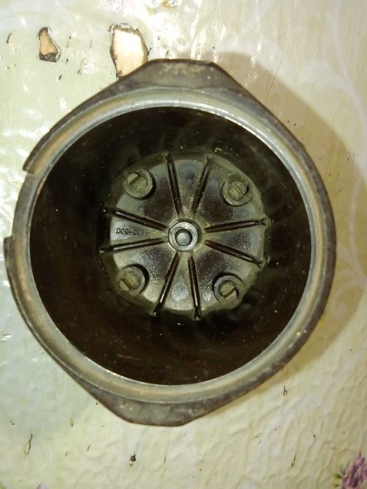 Коричневая и чёрная крышка трамблёра от ВАЗ 2101-2107 (цена за 2 шт.)