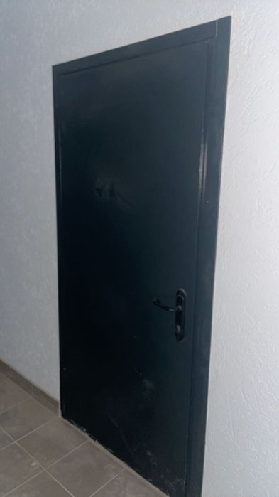 Вхідні двері б/у правосторонні