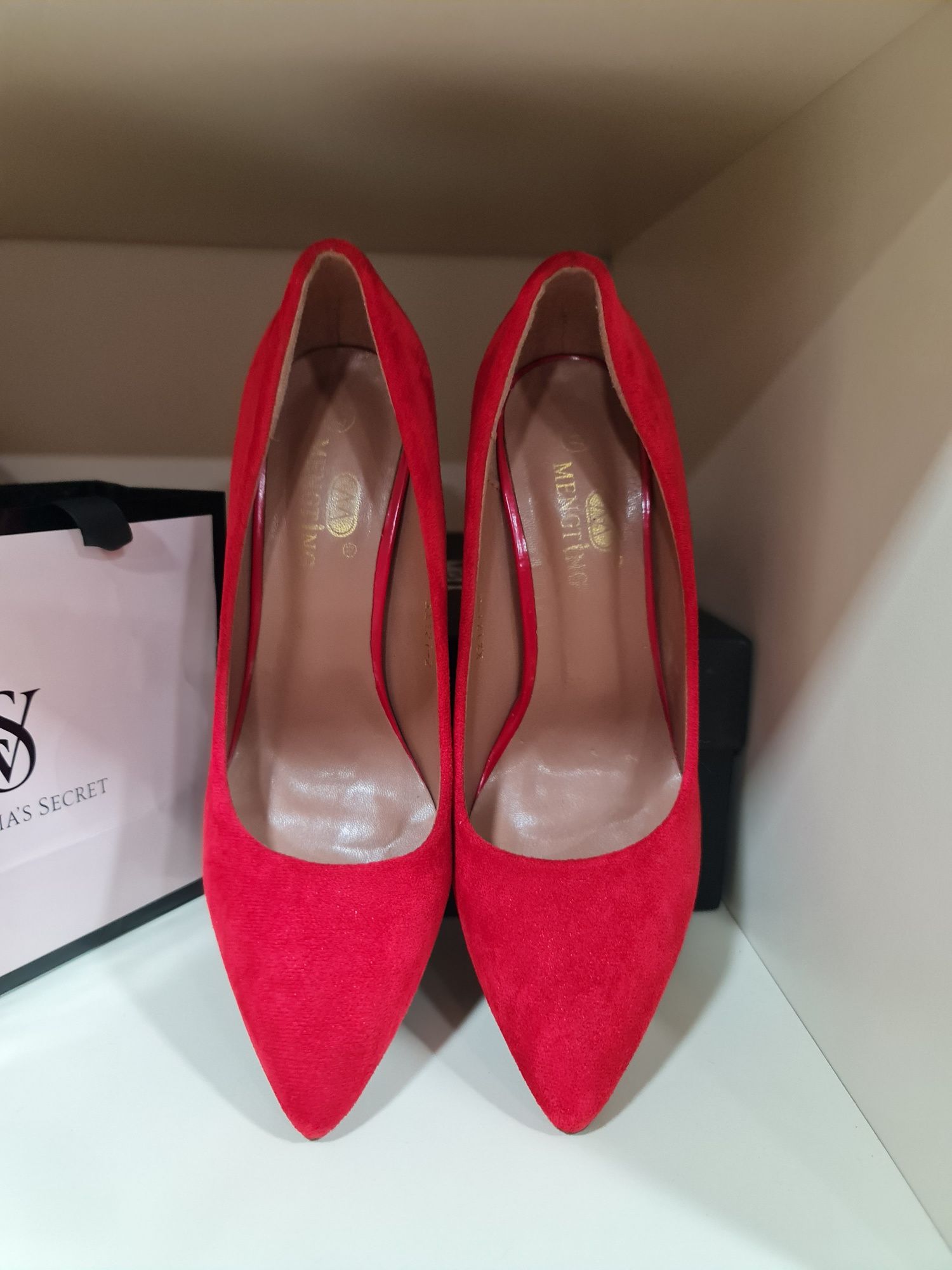 Продам туфлі червоні