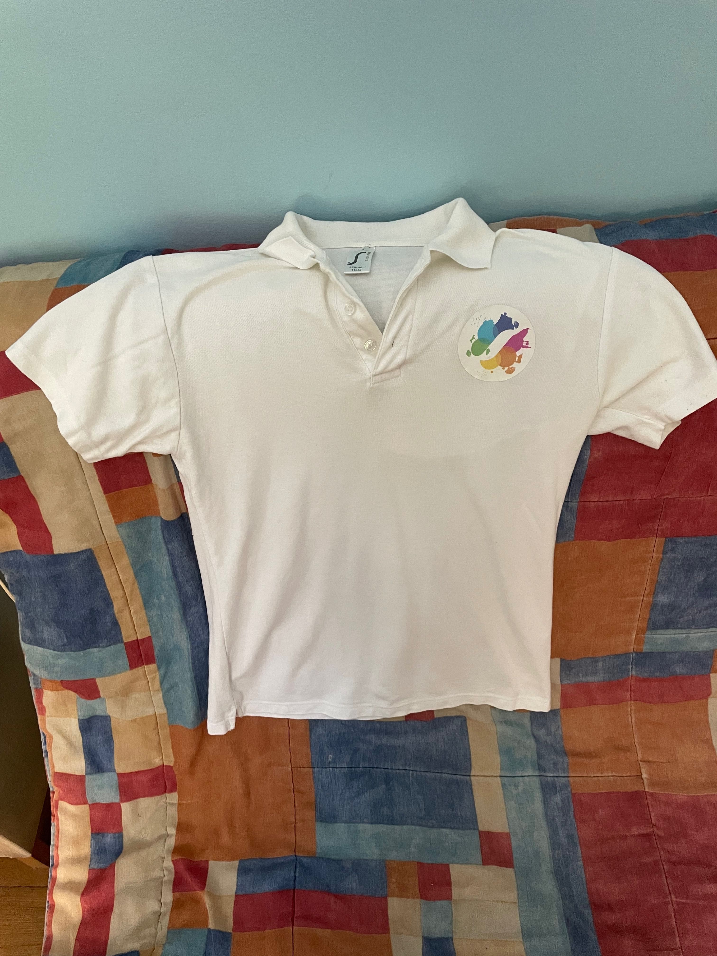 Polo/sweat branco com símbolo colorido