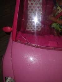 Różowy samochód Barbie