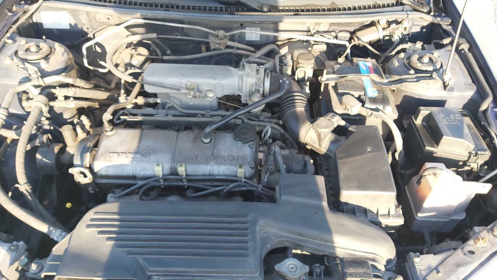 Carro a gasolina Mazda 323 F