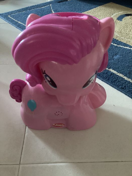 Vende-se boneca com musica e com bolas