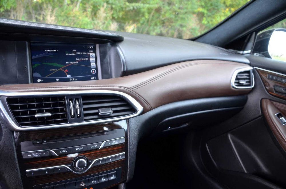 INFINITI QX30 Premium      2017