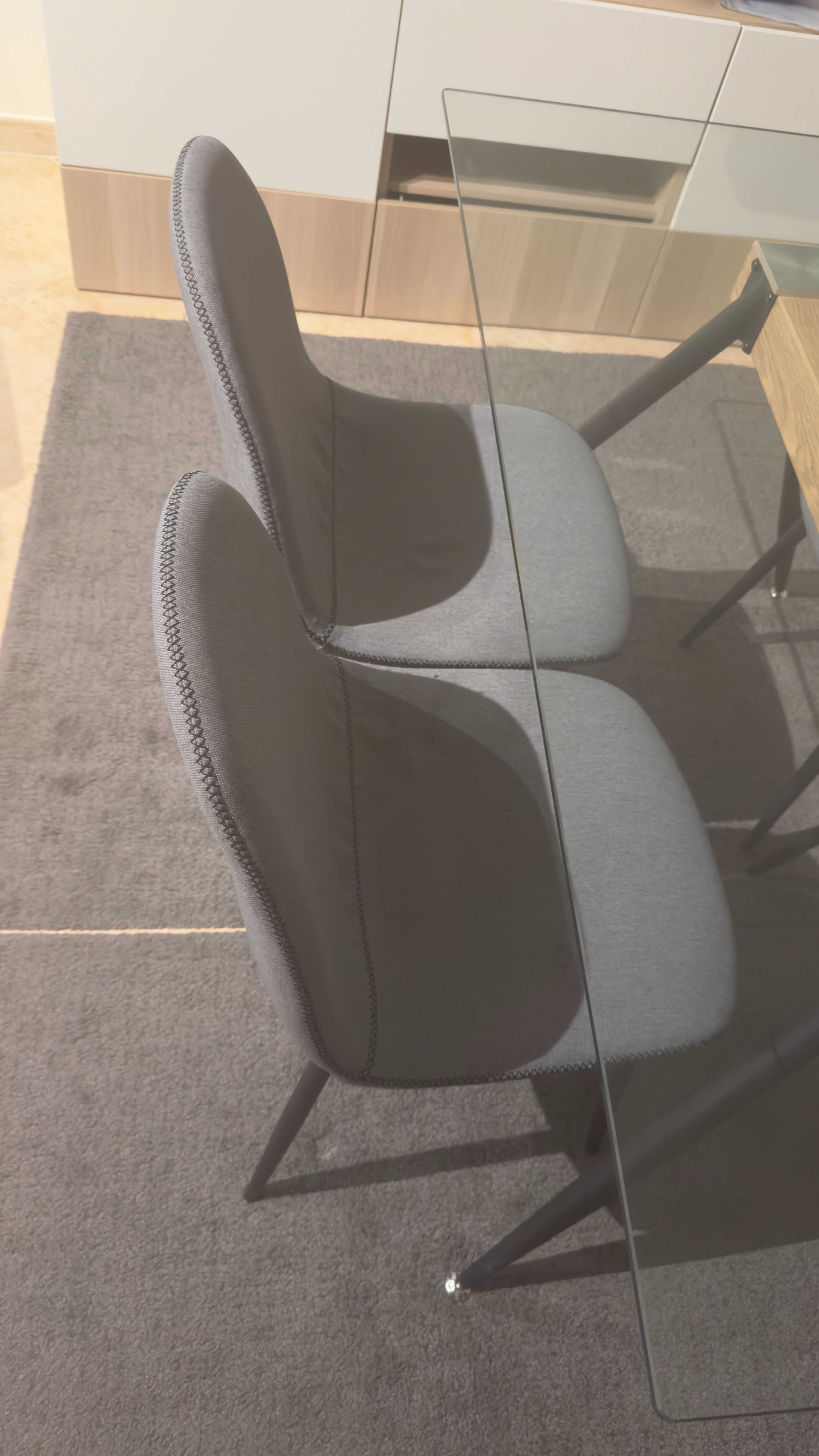 Mesa de Jantar Moderna com Tampo em Vidro e 4 Cadeiras - Como Nova