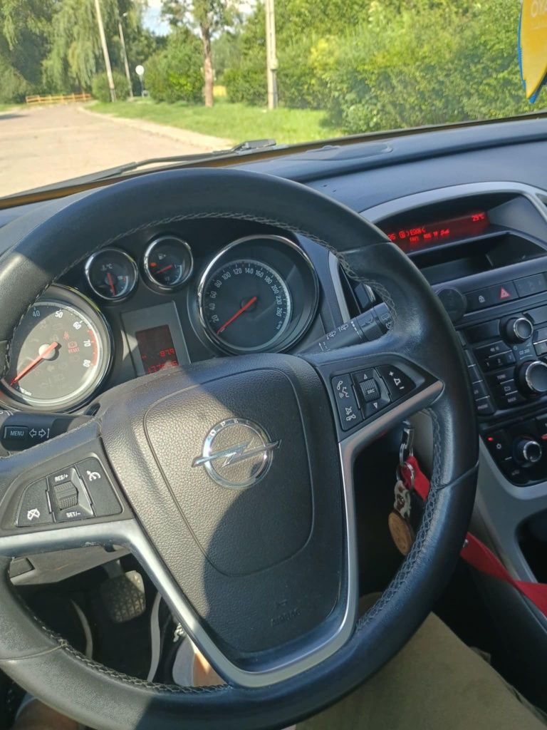 Opel Astra J 2011