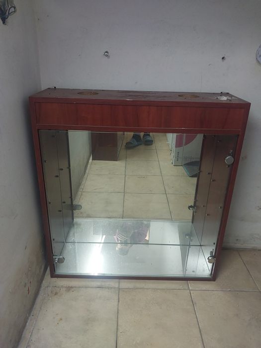 Sprzedam dwie szafki szklane z kluczykiem