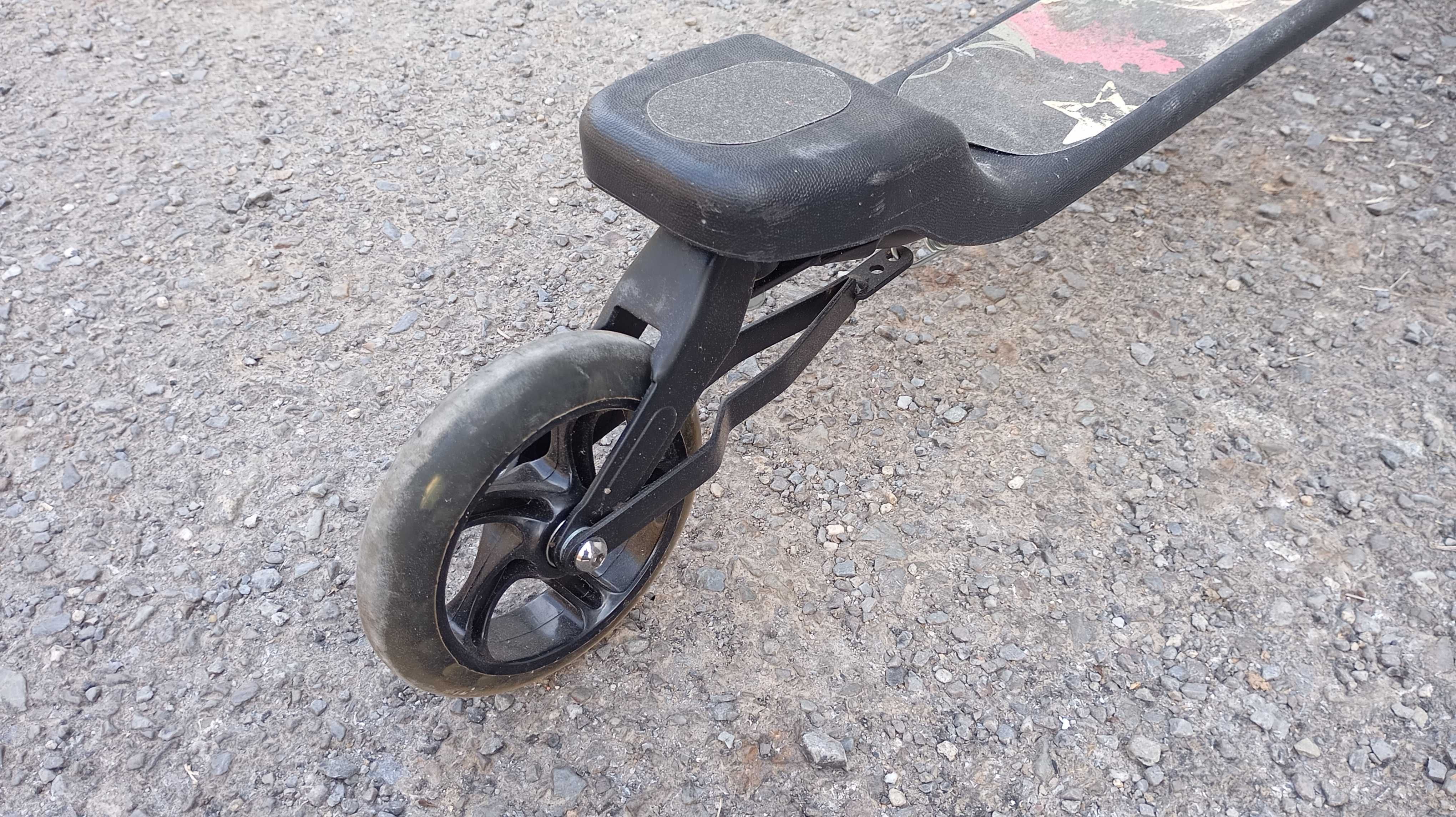Trotinete de 3 rodas, dobrável, com travão guiador.