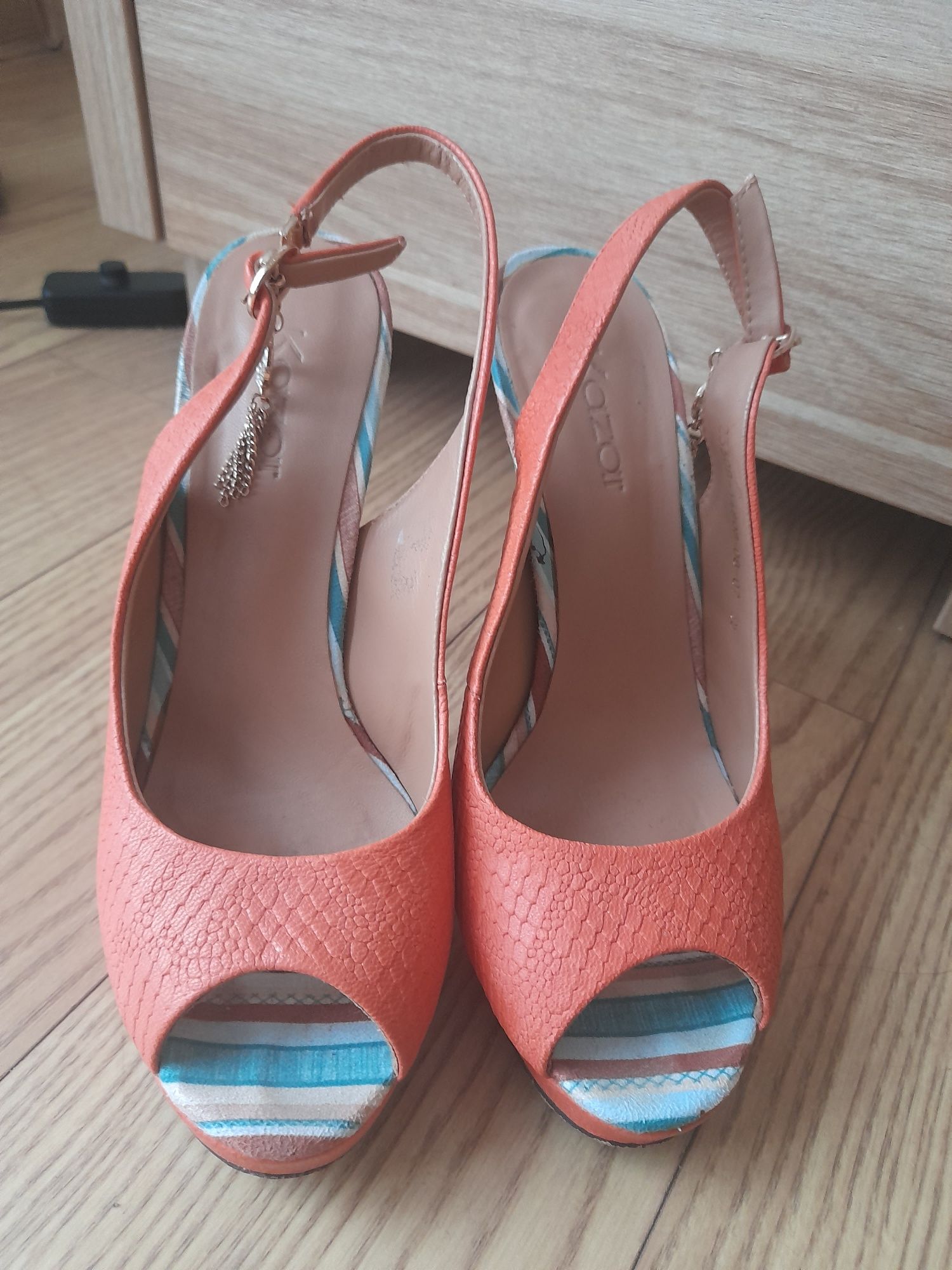 Pomarańczowe szpilki peep toe Kazar