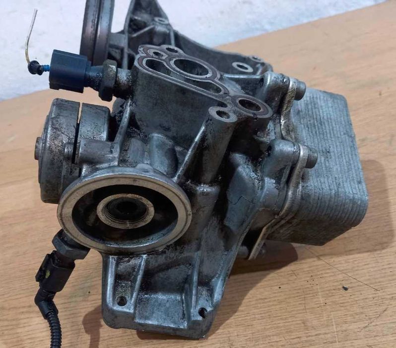 Łapa podstawa mocowanie filtra oleju alternatora 1.8 2.0 TFSI AUDI