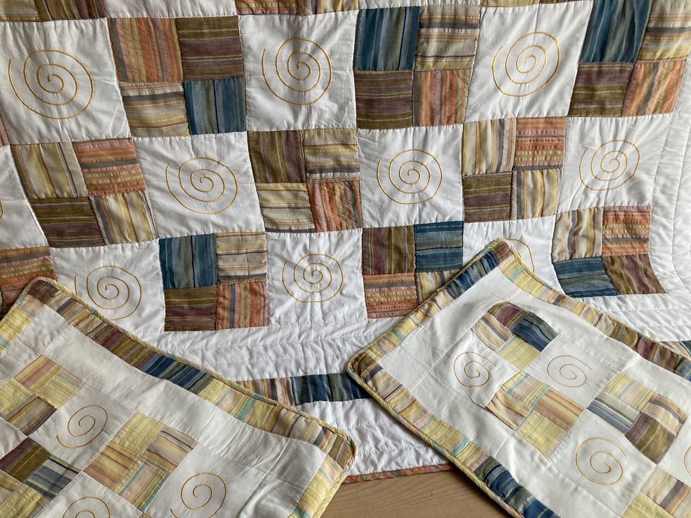 Narzuta patchwork z dwoma poszewkami na poduszkami