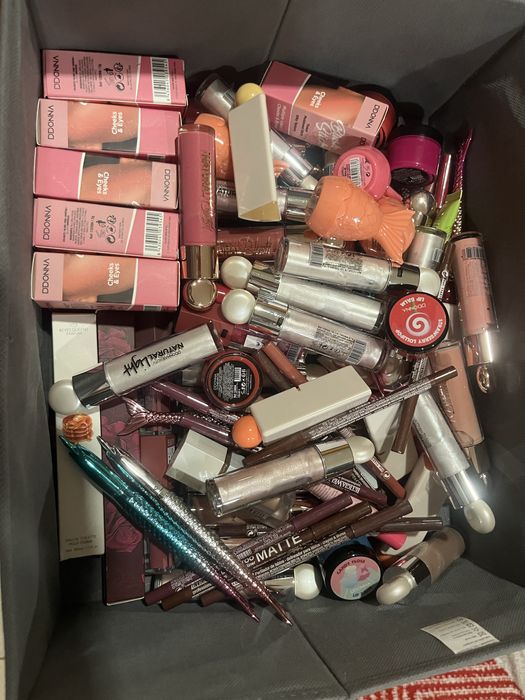 Vendo caixa com varios cosmeticos