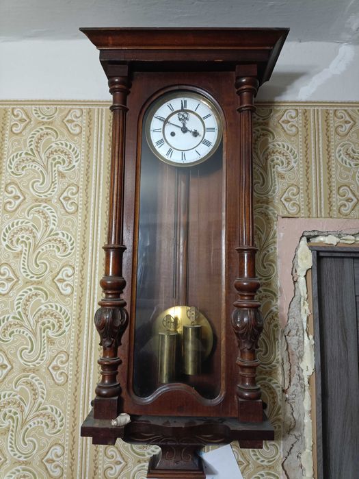 Годинник настінний з двома гірями