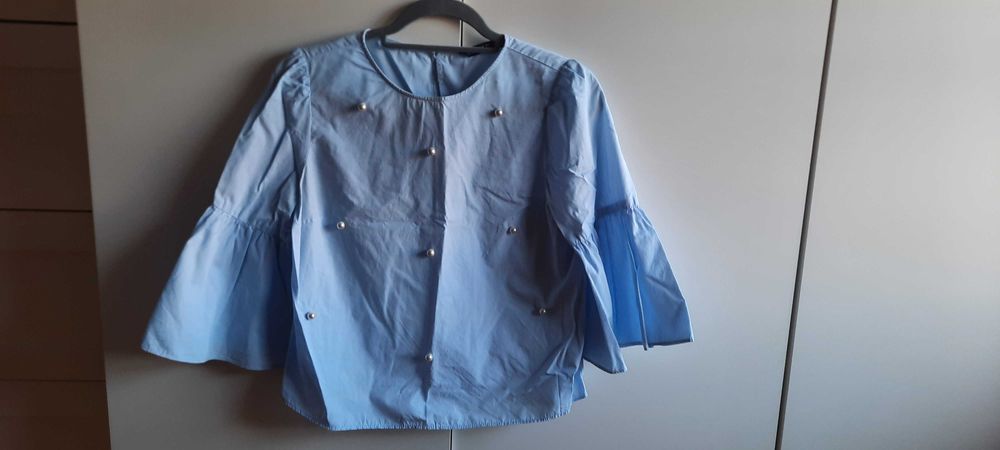 Blusa azul com pérolas Tam.M da Zara