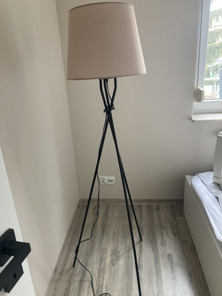 Lampa podłogowa