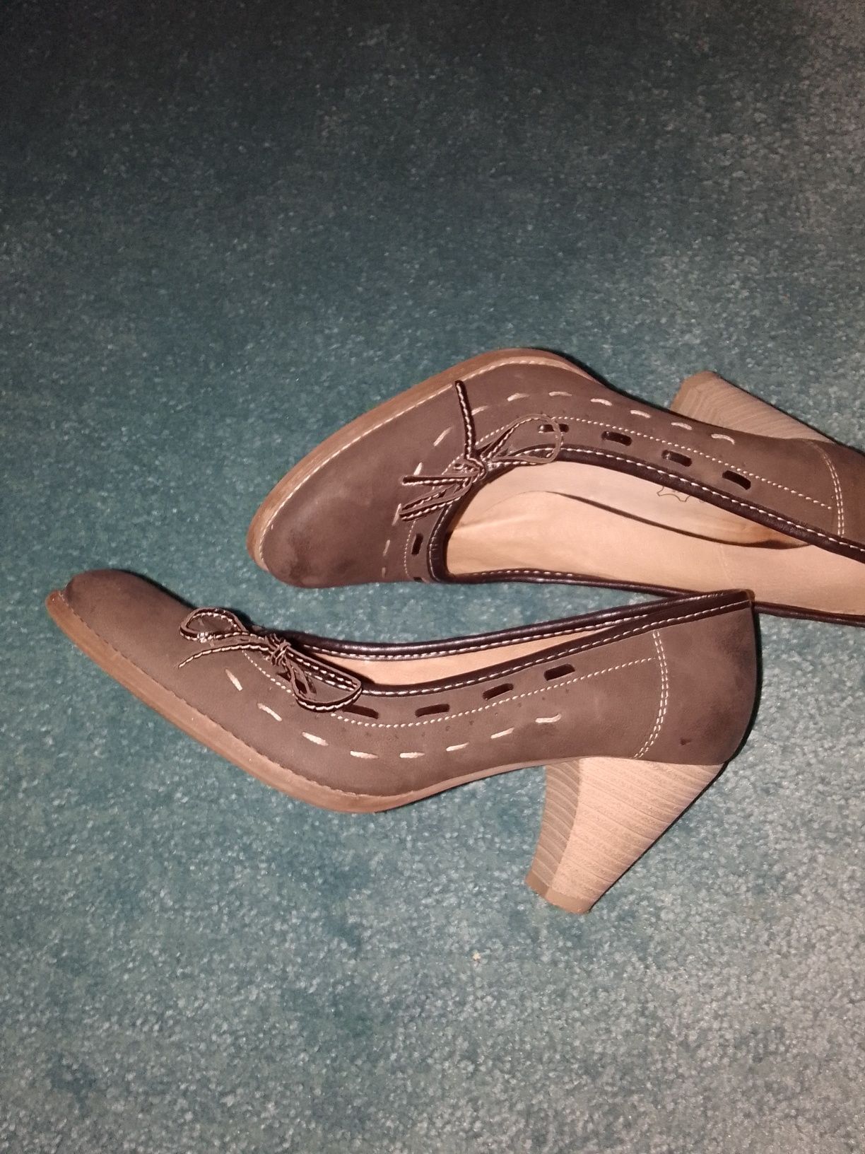 Skórzane buty na obcasie Lasocki