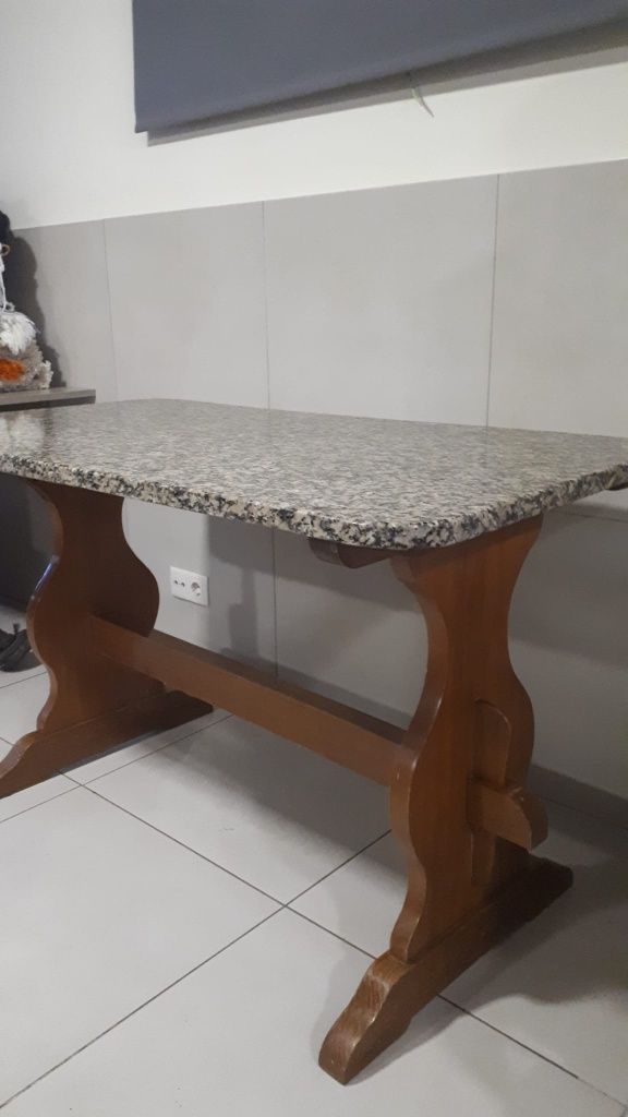 Mesa com tampo de mármore