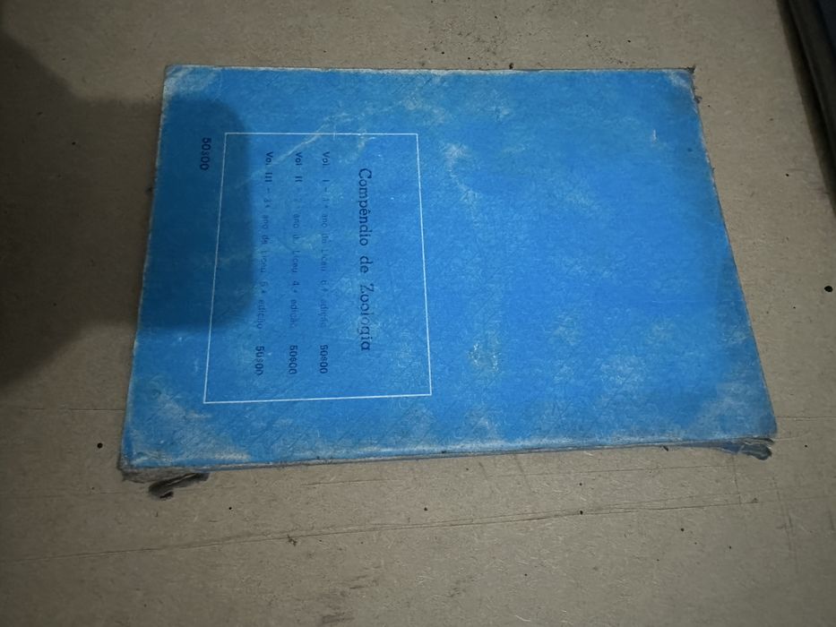 Livro antigo compêndio de zoologia