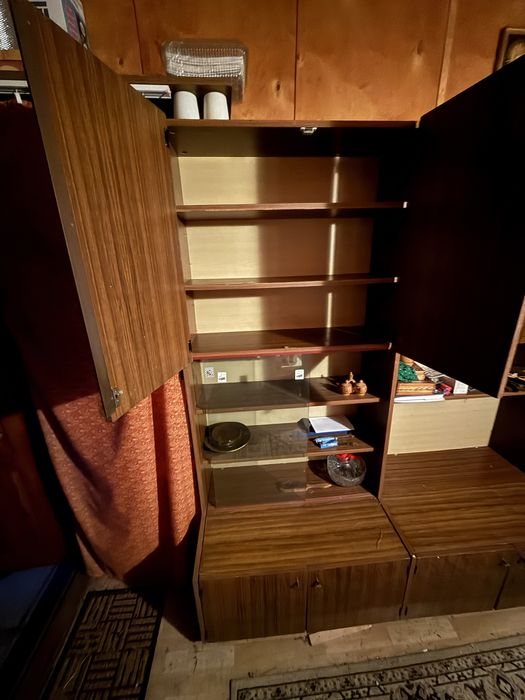 Stary segment z szafkami