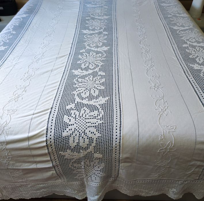 Toalha de mesa em linho, bordada em ponto grilhão e com renda