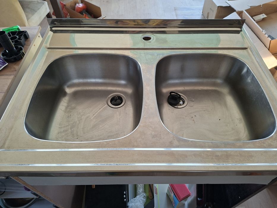 Zlewozmywak dwukomorowy z blachy nierdzewnej z syfonami